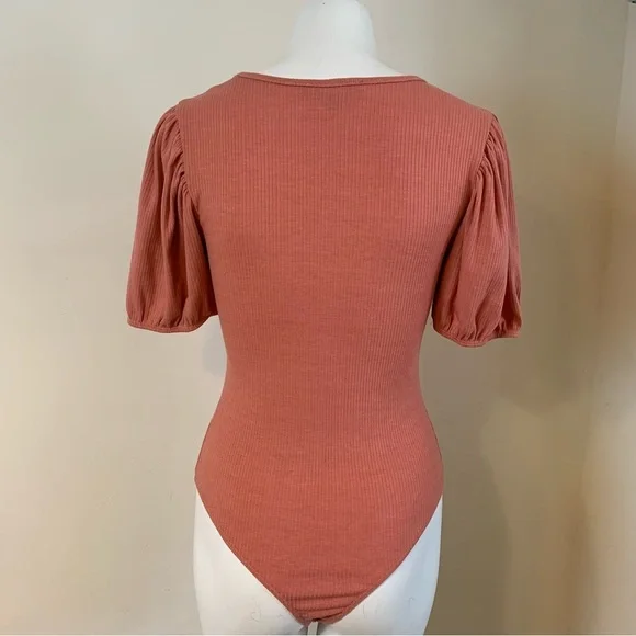 Lulus Ribbed Scoop Neck Puff Short Sleeve Bodysuit- Small - Picture 4 of 14